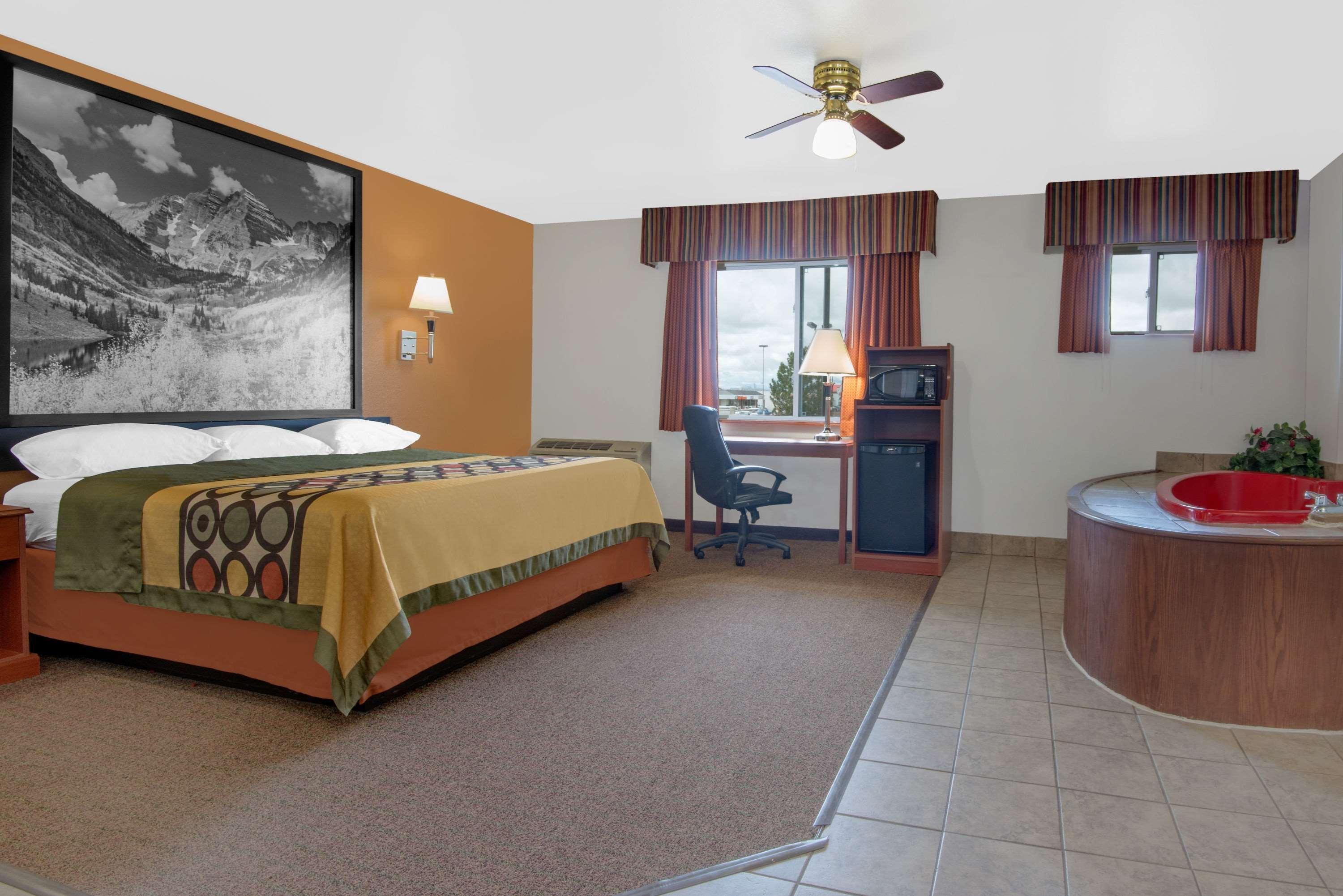 Super 8 by Wyndham Alamosa Motel Bagian luar foto