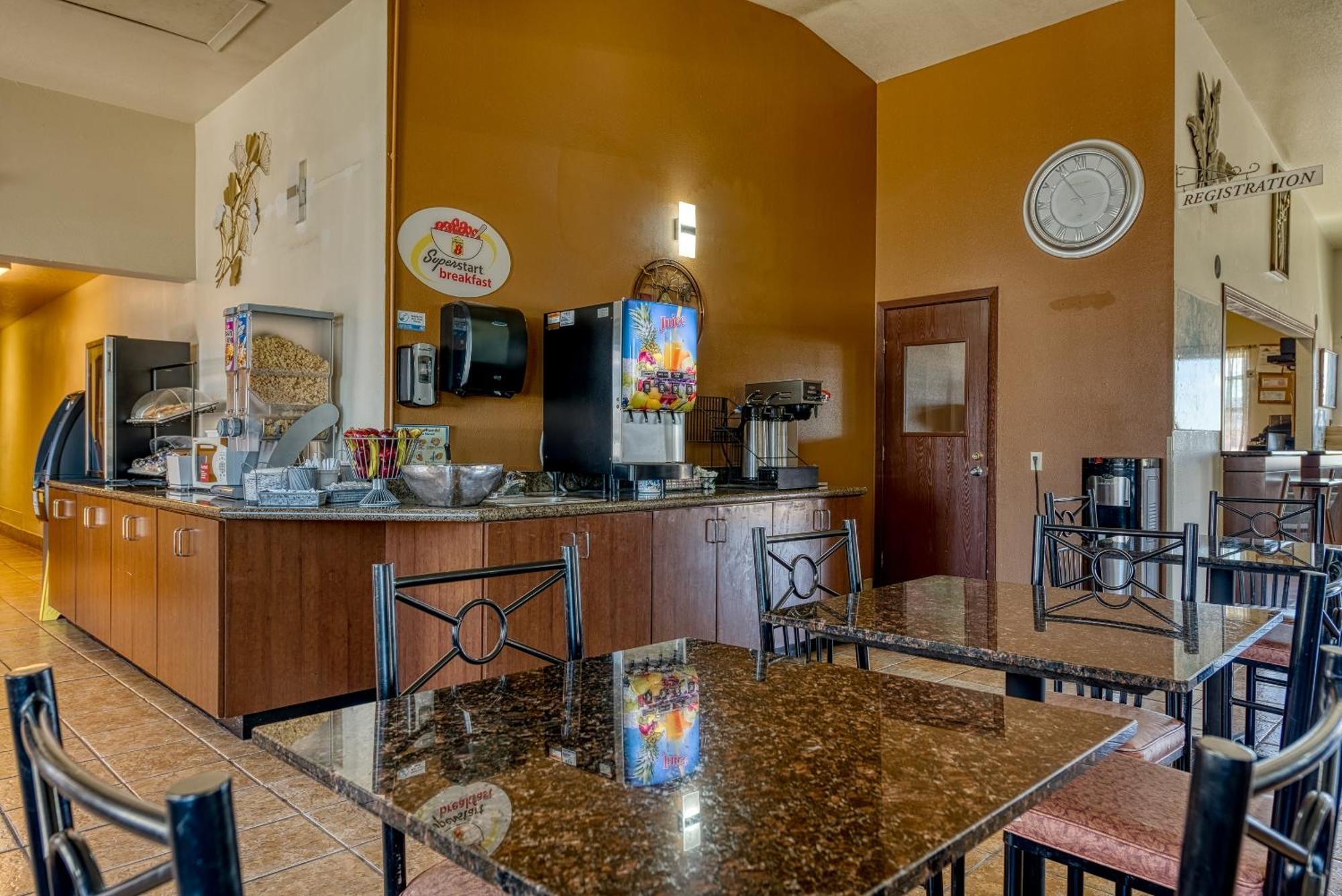 Super 8 by Wyndham Alamosa Motel Bagian luar foto